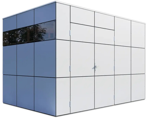 Gebäude mit Fassade aus Paneelen und Fenster