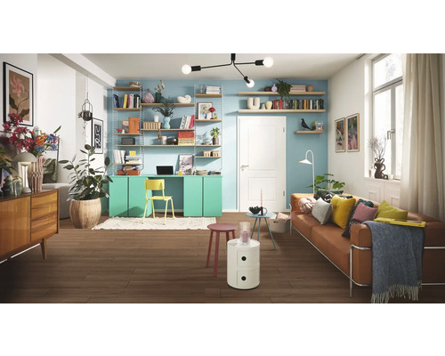 Wohnzimmer mit Sofa, Tisch, Regalen, Schreibtisch und Dekoration