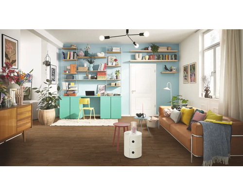 Wohnzimmer mit Regalen, Schreibtisch, Sofa und Holzboden