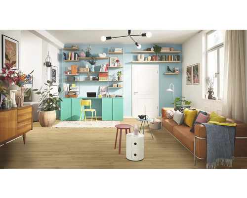 Wohnzimmer mit Sofa, Schreibtisch, Regalen und Holzboden