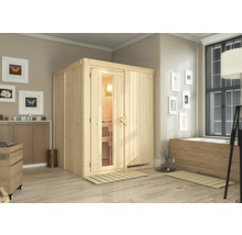 Holzsauna in einem Badezimmer mit Badewanne, Kommode und Dekoration