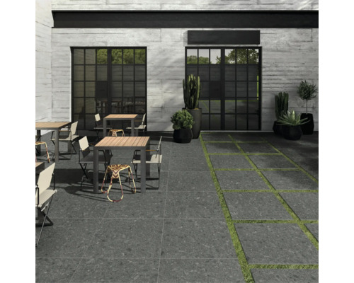 Außenbereich mit Fliesenboden, Tischen, Stühlen und Pflanzen