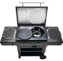 Gasgrill mit offener Haube und verschiedenen Grillflächen