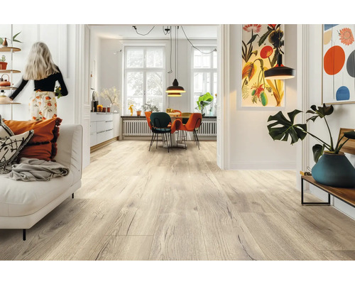 Heller Wohnraum mit Holzboden, Esstisch und Dekoration