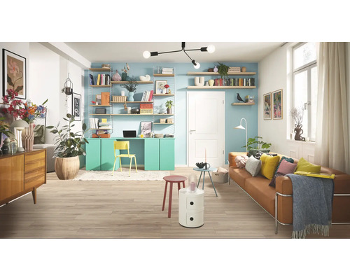 Wohnzimmer mit Regalsystem, Schreibtisch, Sofa und Holzfußboden für ein helles und organisiertes Ambiente.