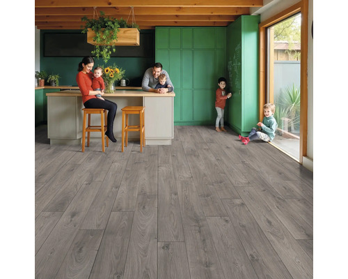 Helle Küche mit Holzboden und Familie