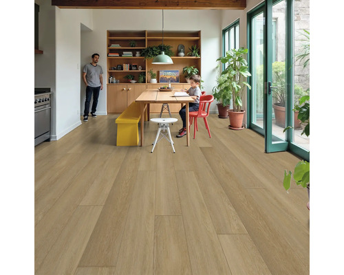 Heller Wohnraum mit Holzboden, Esstisch und Zimmerpflanzen