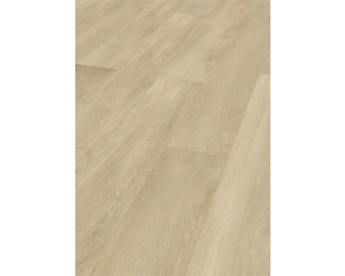 Helle Laminatbodenverlegung im Fischgrätmuster