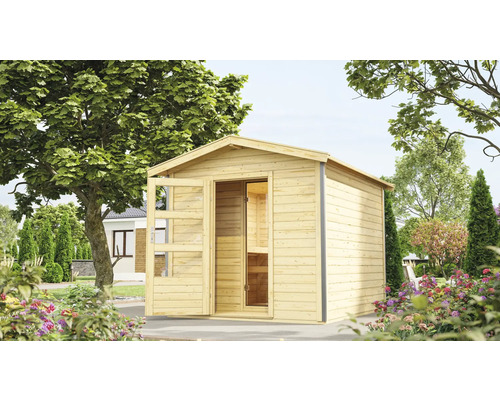 Saunahaus Karibu Nosse I ohne Ofen mit Vorraum und Holztüre mit Klarglas Holzgartenhaus mit geöffneter Tür in einem Garten