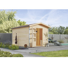 Holzsauna im Garten mit geöffneter Tür und Gartenteich