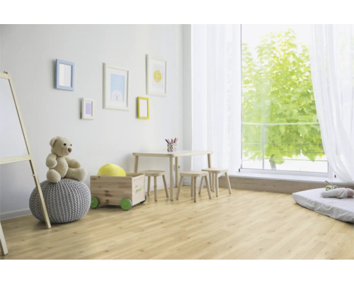 Helles Kinderzimmer mit Holzboden, Spielzeug, Tisch und Stühlen.