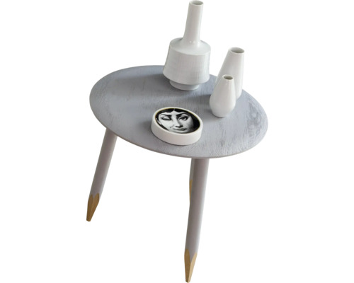 Dekoration auf einem grauen Holztisch mit drei Beinen