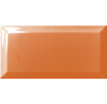 Einzelne orangefarbene Fliese mit abgeschrägter Kante