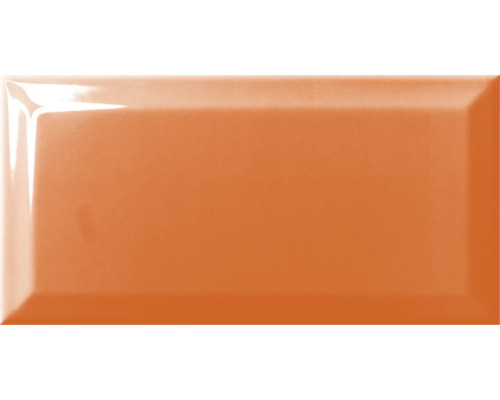 Einzelne orangefarbene Fliese mit abgeschrägter Kante