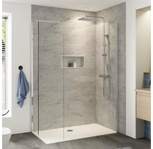 Badezimmer mit Duschkabine aus Glas und Duscharmatur