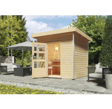 Gartensauna aus Holz mit Glastür, Sitzbereich im Freien und Sonnenschirm im Garten