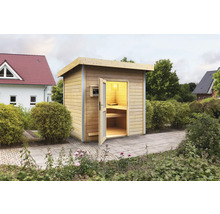 Freistehende Holzsauna mit geöffneter Tür in einem Garten.