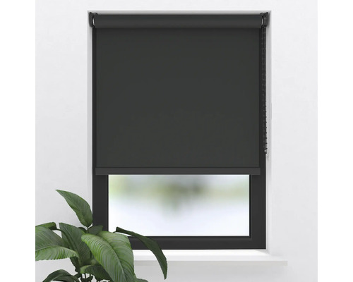 Fenster mit schwarzem Rollo zur Verdunkelung