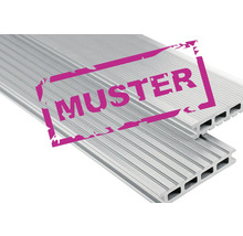 Muster von Terrassendielen aus Kunststoff mit Hohlkammerprofil
