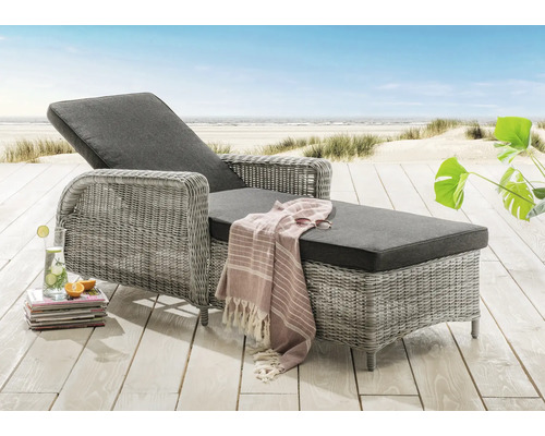 Gartenliege Destiny CASA 202x83x58cm inkl. Auflage, Polyrattan, vintage weiß Geflochtene Gartenliege mit Auflage und Armlehnen auf einer Terrasse