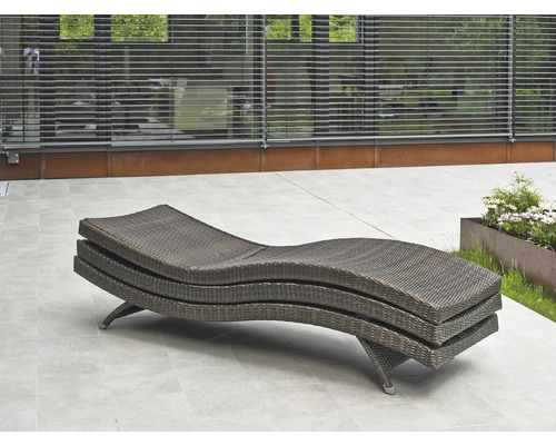 Gartenliege Destiny WAVE Stapelliege 206x70x40cm, verstellbar, ohne Auflage Braune Gartenliege aus Polyrattan auf einer Terrasse