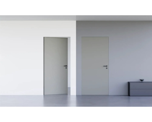 Pertura Wandbündige Zimmertür Vidar HPL RAL 7037 staubgrau 758x2376 mm inkl. Blockzarge wandbündig, Magnetfallenschloss WC Schwarz DIN Rechts reverse (nach innen öffnend) Zwei Innentüren in einem hellen Raum, eine geöffnet, eine geschlossen