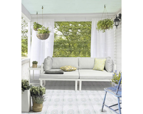 Gestalteter Außenbereich mit Sitzgruppe, Hängetöpfen und dekorativen Fliesen