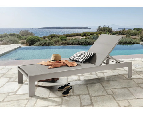 Gartenliege Destiny Amalfi 5-fach verstellbar, Aluminium + Textilene, taupe Liege am Pool mit Kissen, Hut, Tuch und Schuhen
