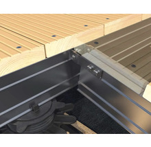 Detailansicht von Holzterrasse mit Unterkonstruktion aus Aluminium und höhenverstellbaren Füßen