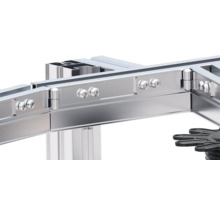 Detailansicht eines Aluminiumprofilsystems mit Schrauben und Scharnieren zur Verbindung von Elementen.