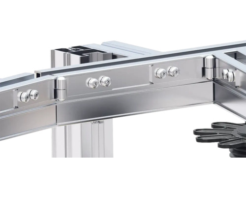 Detailansicht eines Aluminiumprofilsystems mit Schrauben und Scharnieren zur Verbindung von Elementen.