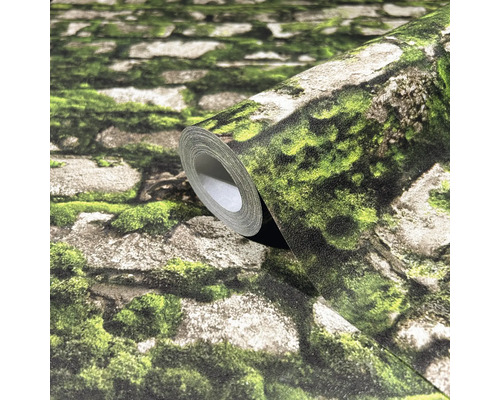 Eine Rolle Tapete mit einem Steinmauer-Muster und Moos.