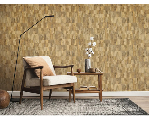 Einrichtung mit Korktapete, Sessel und Stehlampe für ein gemütliches Ambiente