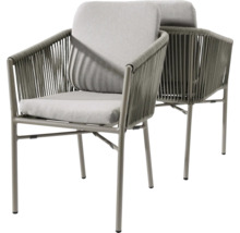 Zwei graue Gartenstühle mit Kissen