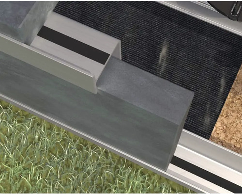 Detailaufnahme einer Aluminiumterrasse mit Gras, Textilbelag und Betonplatten