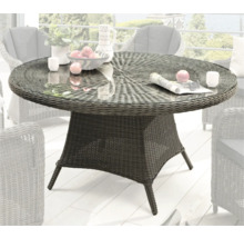 Gartentisch aus Rattan mit Glasplatte auf einer Terrasse