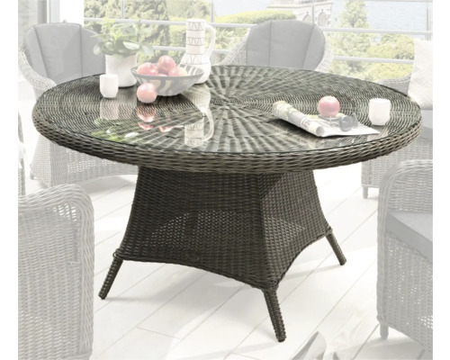 Gartentisch aus Rattan mit Glasplatte auf einer Terrasse