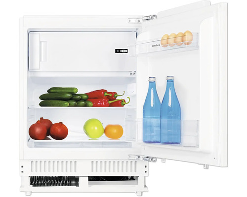 Kühlschrank mit Gefrierfach Amica UKSX 361 911 BxHxT 60 x 88 x 60 cm Geöffneter Kühlschrank mit Lebensmitteln wie Gurken, Paprika, Äpfeln, Granatäpfeln, Wasserflaschen und Eiern