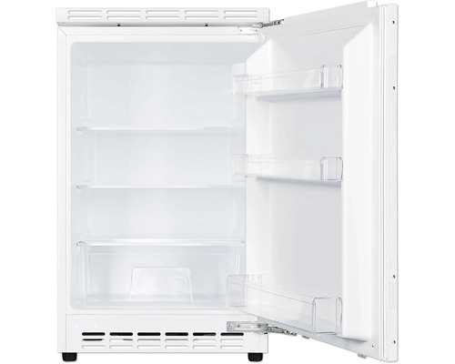 Offener, leerer Kühlschrank mit Regalen.