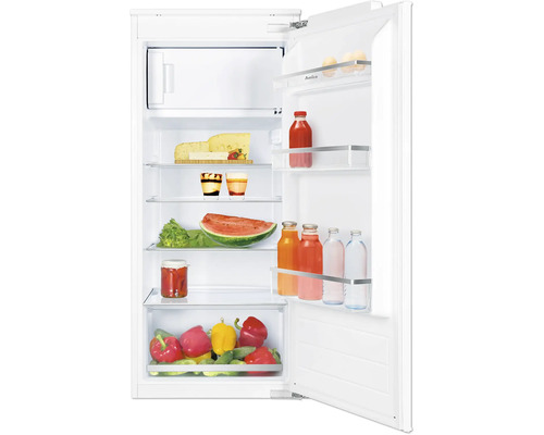 Kühlschrank mit Gefrierfach Amica EKSX 362 241 BxHxT 56 x 123 x 55 cm Geöffneter Kühlschrank mit verschiedenen Lebensmitteln wie Käse, Getränken und Gemüse