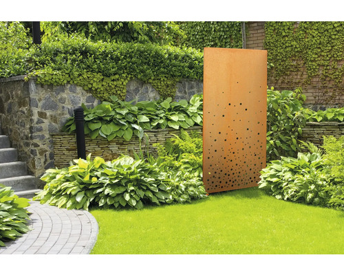Dekorative Sichtschutzwand aus Metall mit Lochmuster im Garten