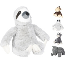 Verschiedene Kuscheltiere, darunter Faultier, Affe, Giraffe und Elefant