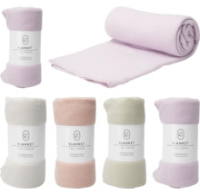 Verschiedenfarbige Fleece Decken, 130 x 160 cm, gerollt und gestapelt.