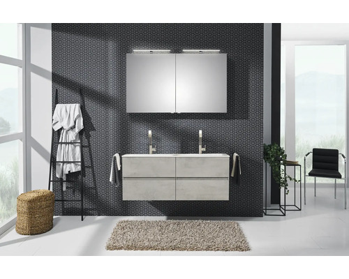 Helles Badezimmer mit Waschtischunterschrank, Spiegelschrank, Handtuchleiter und Teppich