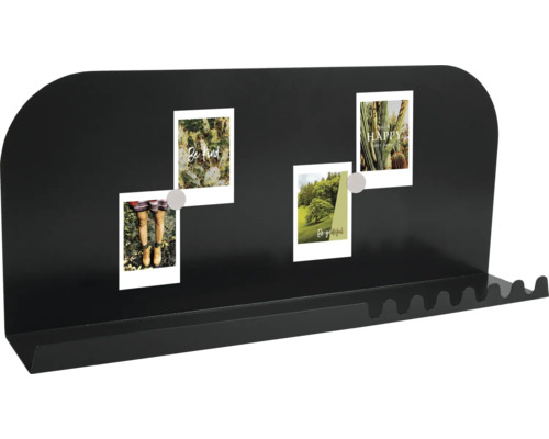 Schwarzes Memoboard mit Fotos und Ablage