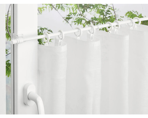 Vorhangstange mit Gardinen vor einem Fenster