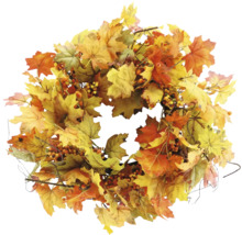 Dekorativer Herbstkranz mit Ahornblättern und Beeren