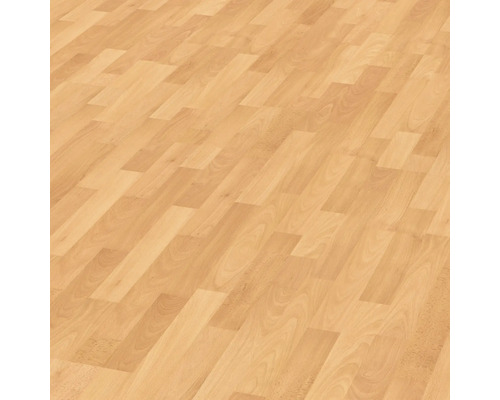 Verlegtes Laminat im Fischgrätmuster