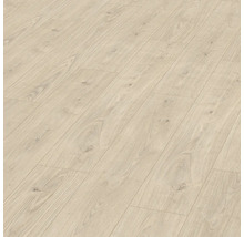 Verlegtes Laminat in Holzoptik.