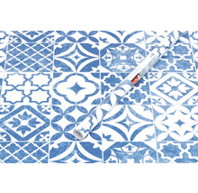 Dekorfolie mit blau-weißem Fliesenmuster und einer Rolle Dekorfolie